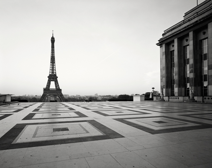 Covid-19, Eiffel Tower, Paris, France - Tirage Noir et Blanc